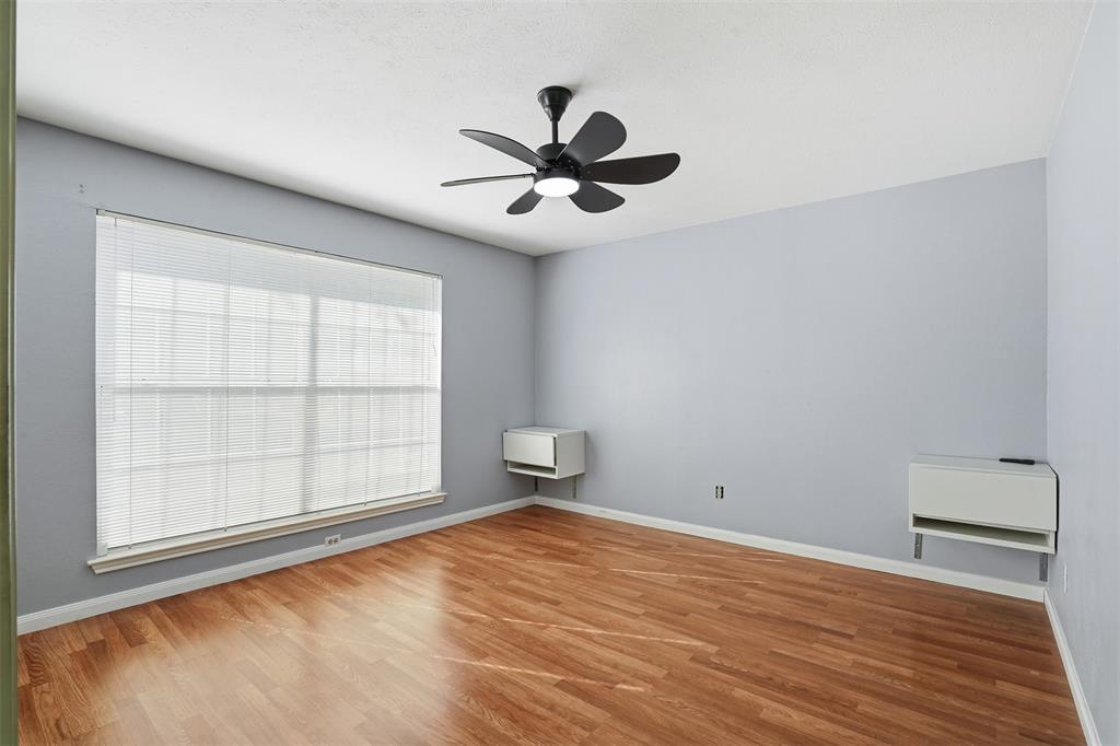 WEDGLEA MANOR CONDOS - Residential