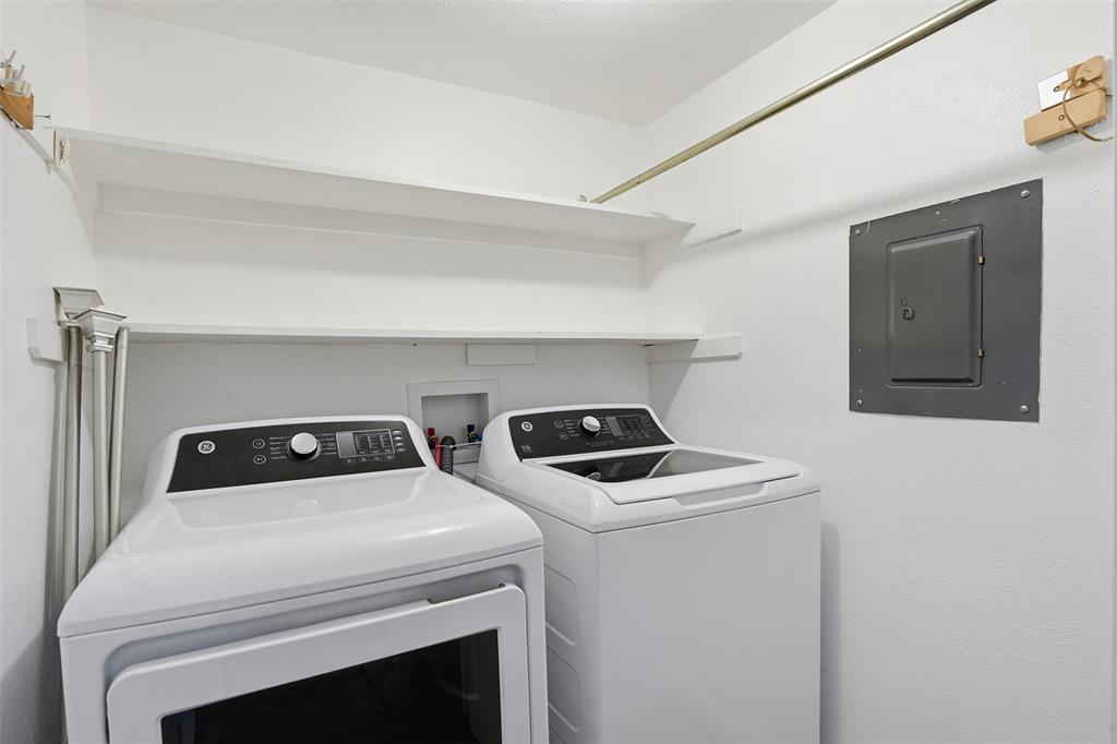 WEDGLEA MANOR CONDOS - Residential