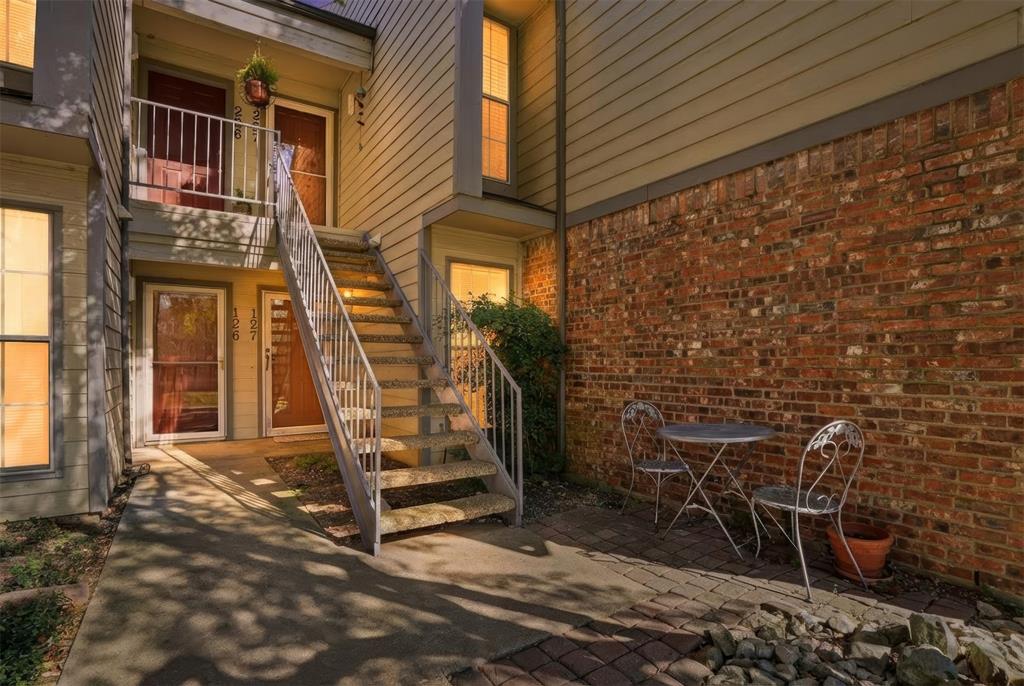 WEDGLEA MANOR CONDOS - Residential