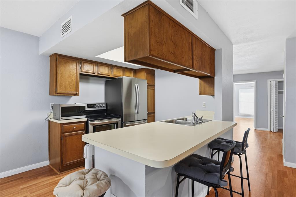 WEDGLEA MANOR CONDOS - Residential