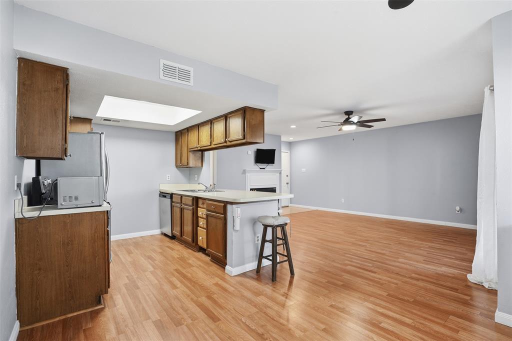 WEDGLEA MANOR CONDOS - Residential