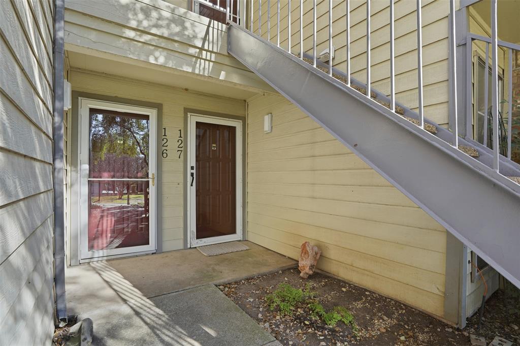 WEDGLEA MANOR CONDOS - Residential