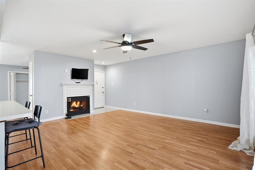 WEDGLEA MANOR CONDOS - Residential