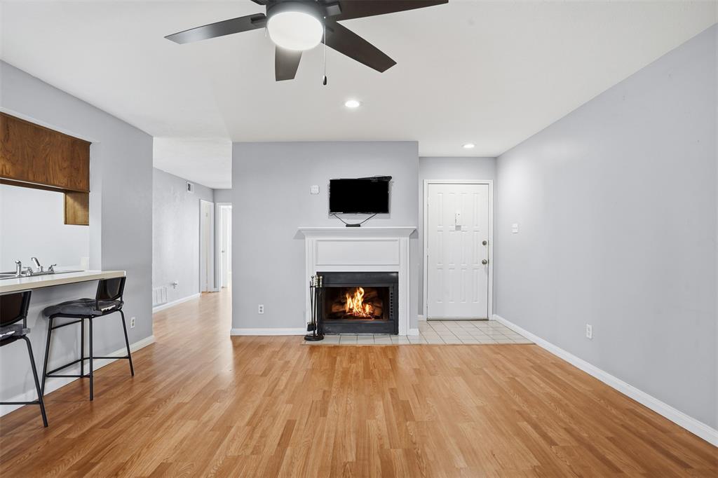 WEDGLEA MANOR CONDOS - Residential