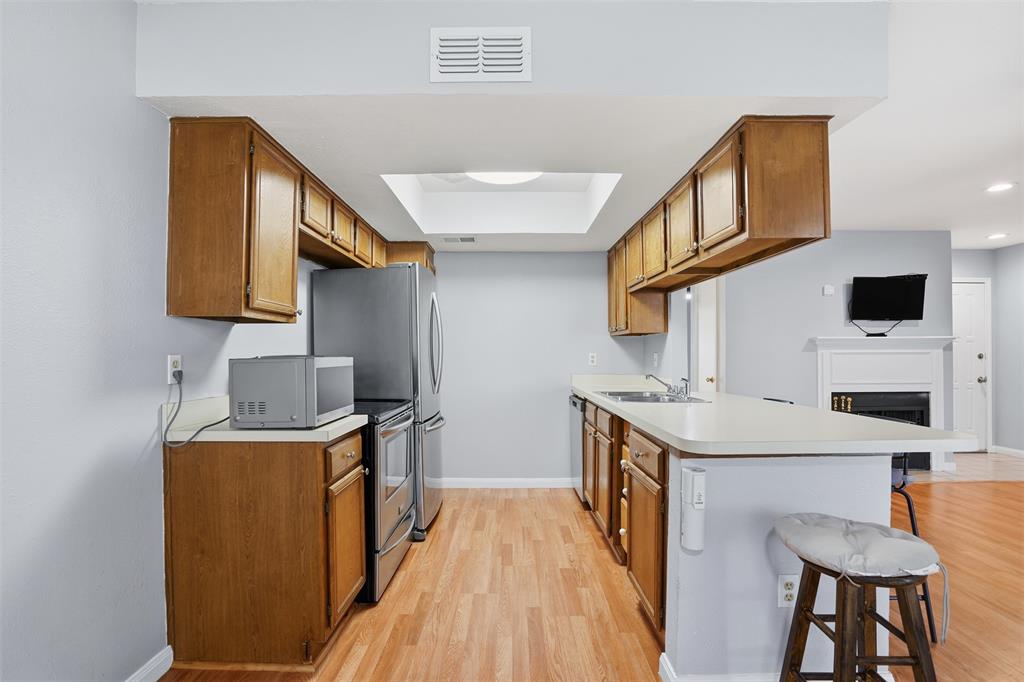 WEDGLEA MANOR CONDOS - Residential