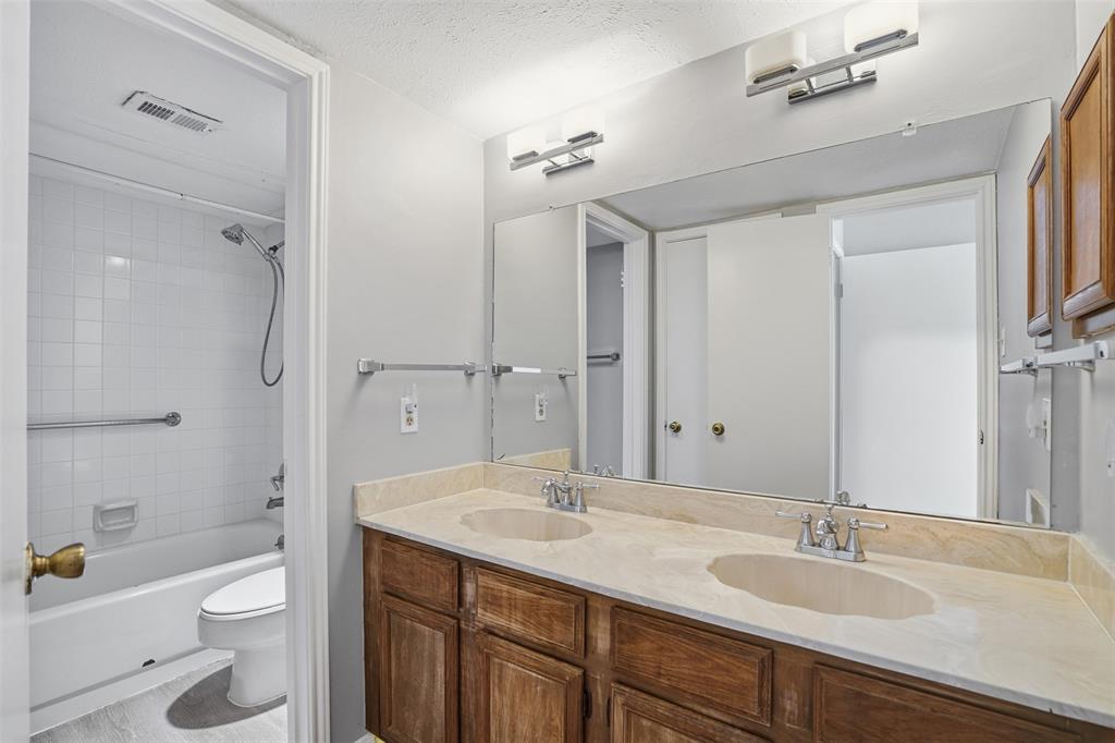 WEDGLEA MANOR CONDOS - Residential