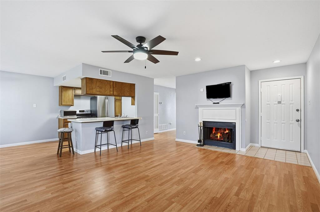 WEDGLEA MANOR CONDOS - Residential