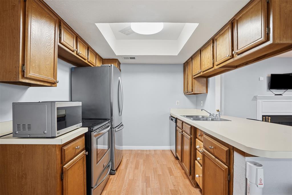 WEDGLEA MANOR CONDOS - Residential