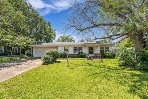 401 Avenue I Lacy Lakeview TX 76705