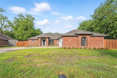 829 Hunters Creek Drive DeSoto TX 75115