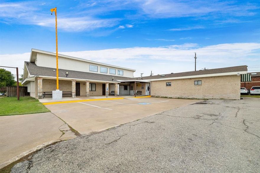 BACK ON THE MARKET - Previous buyers backed out due to city restrictions. Rare opportunity to own a stand alone building on 1 acre in the heart of Frisco. Blocks from Preston Rd and the Brinkman Ranch property which was master planned and will be home to massive development. It can be used as a warehouse, gym, entertainment venue, office, and much more. The property has multiple rooms, public and private restrooms, and a huge hall area. Convenient location 5 minutes to DNT and over half the lot is undeveloped giving a buyer the opportunity to build additional office, retail or office warehouse in addition to the stand-alone building currently there. Ideal property for owner occupant or investor who is looking to leaseback to the current owner. Access from Mckinney Rd and Preston.
Plenty of parking.