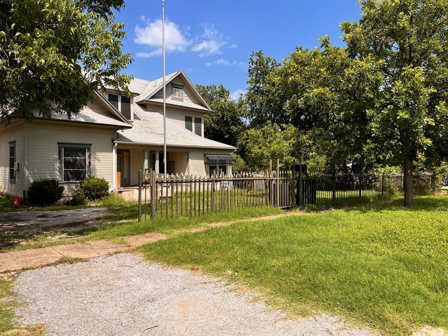 Rare opportunity to own a large lot with multiple rooms.  Several extra spaces can easily be converted into additional bedrooms or a home office.  A must-see property - just needs a little TLC! Seller is highly motivated - bring your offer!