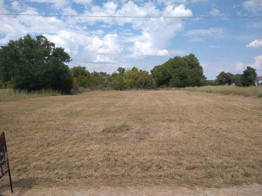 *****PRICE REDUCTION*****
This lot offers an opportunity to build your dream home or weekend retreat near Lake Granbury. Community features include lake access, boat ramps, and recreational amenities. Conveniently situated minutes from Historic Granbury Square, shopping, and dining. 
Buyer to verify all information including utilities, restrictions, and HOA requirements.
All information deemed reliable but not guaranteed. Buyer and Buyer’s Agent to verify all details, restrictions, and requirements.
