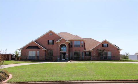 Photo of 505 Country Club Drive, Henrietta, TX 76365 (MLS # 21257642)