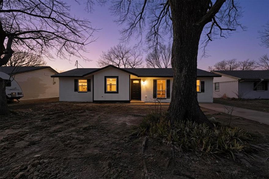 Welcome to this fully remodeled 4-bedroom, 2-bath home with a versatile floor plan and inviting living spaces. The open main living area is filled with natural light and flows seamlessly into the kitchen, offering plenty of cabinet and counter space. All bedrooms are generously sized, including a comfortable primary suite with a full bath. The property offers flexibility for home office, guest space, or growing households. Convenient location close to schools, shopping, dining, and major routes.
Don't miss the chance! Come see it!