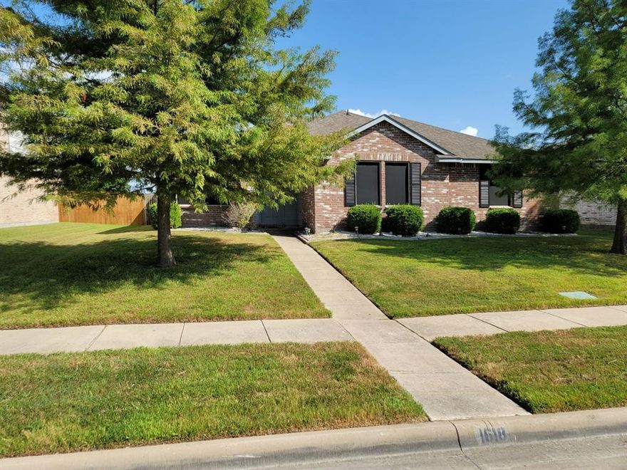 This 4 bedroom, 2-bathroom home is move-in ready, a great neighborhood for starting families who want to enjoy peaceful living.
With a 2 car garage and spacious backyard, this home offers ample space to move about and entertain your family and friends.
Call now to view! Contact us to schedule a showing.