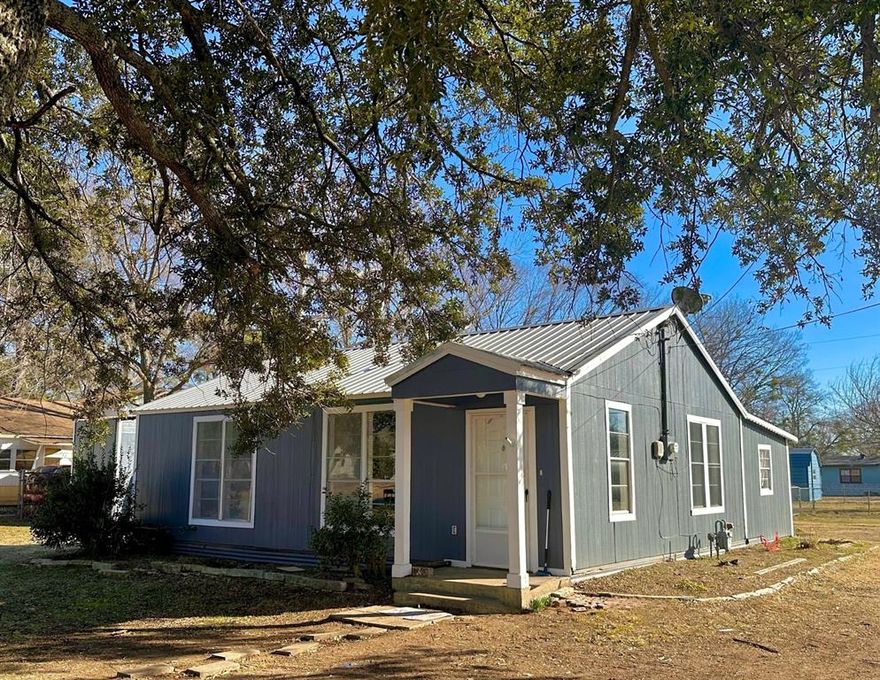 Charming American-style home featuring 3 bedrooms and 2 bathrooms, situated on a generous 0.33-acre lot with a spacious backyard perfect for outdoor living. The home offers a covered back patio ideal for relaxing or entertaining, along with two storage structures that provide plenty of additional space for tools, equipment, or hobbies.
Conveniently located within walking distance of Chick-fil-A and just 2 minutes from US-75, this property offers quick access for commuting. Walmart, schools, gas stations, gyms, and a variety of dining options are all within a 5-minute drive, making everyday errands simple while still enjoying the comfort of a cozy home with plenty of space