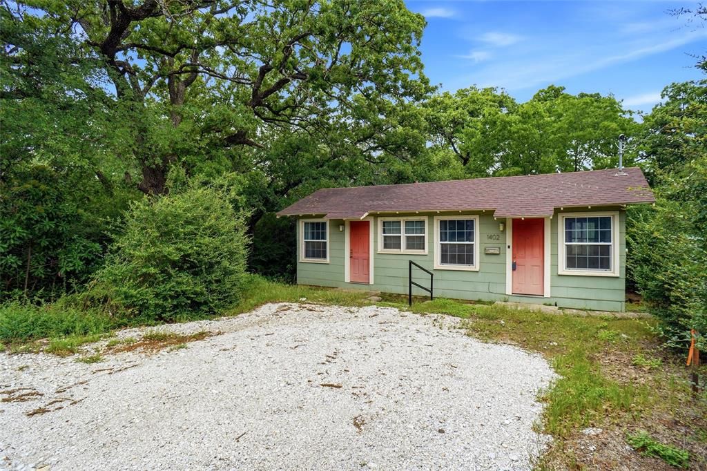 Photo of 1402 Congress Street, Denton, TX 76201 (MLS # 21251840)