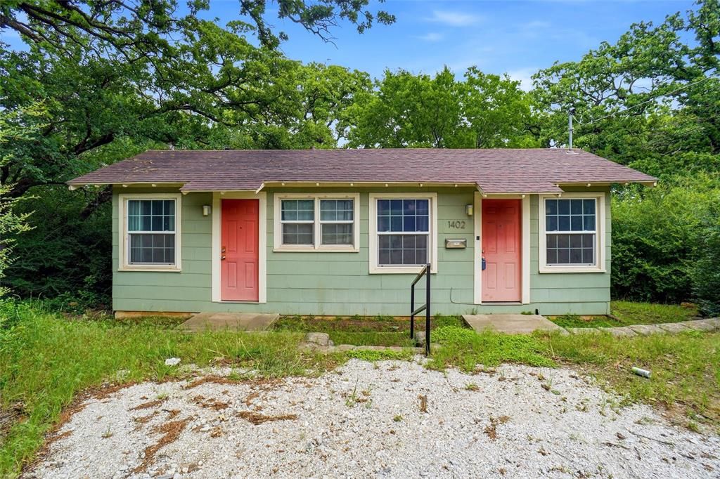 Photo of 1402 Congress Street, Denton, TX 76201 (MLS # 21251840)