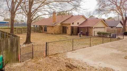 A home in Lindale