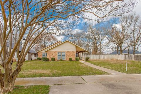 A home in Lindale