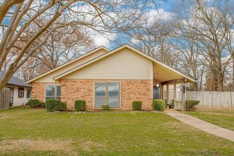 A home in Lindale