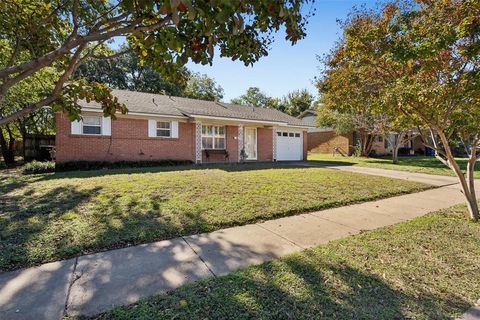 A home in Crowley