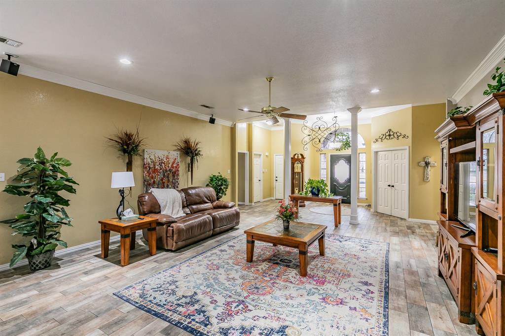 808 Majestic Oaks Court