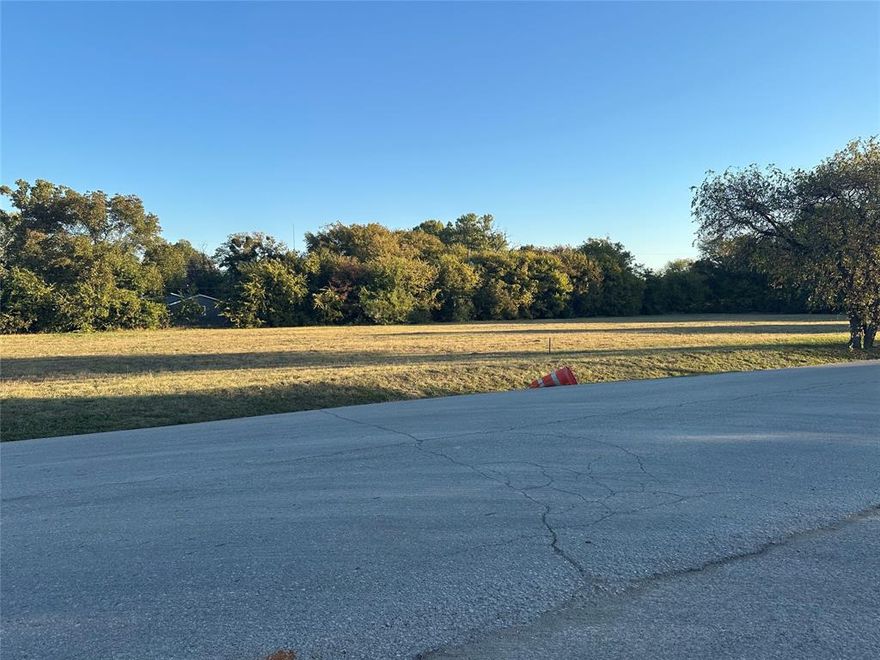 Calling builders and investors 5 Beautiful vacant lots with access to ALL utilities. Perfect opportunity to build or buy and hold with easy access to major freeways and close to Downtown Fort Worth! You don't want to miss this opportunity!