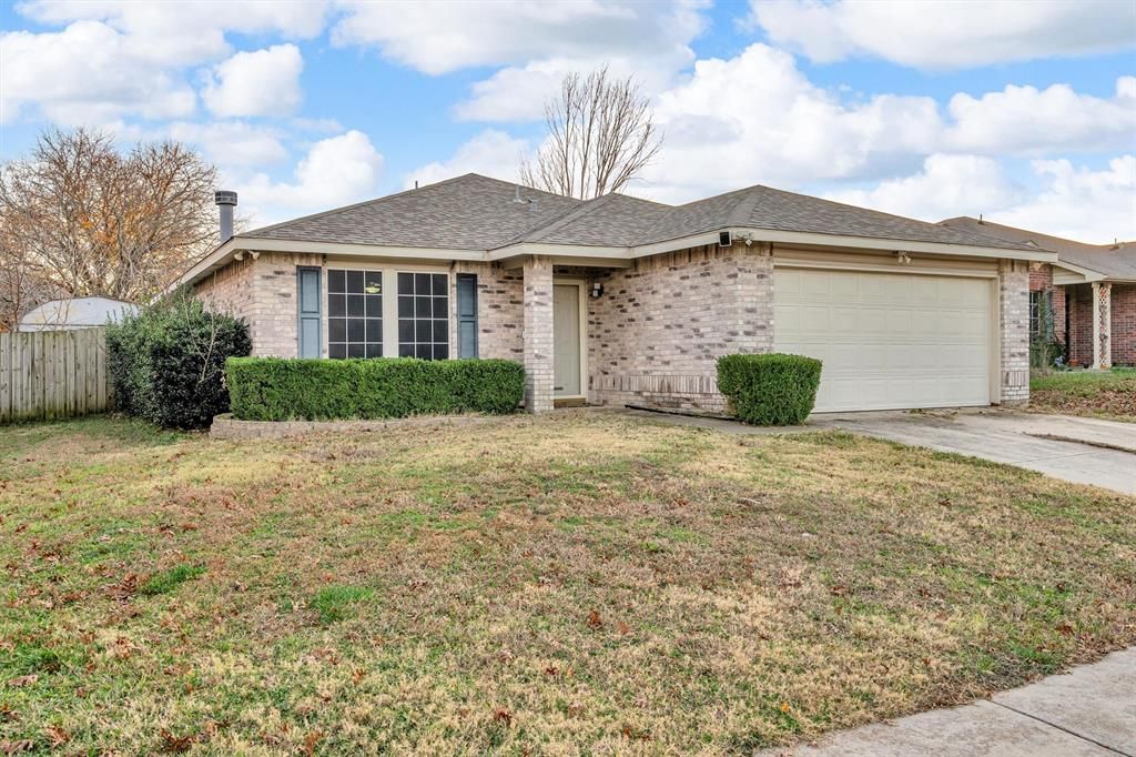 Photo of 910 Anvil Creek Drive, Arlington, TX 76001 (MLS # 21138629)