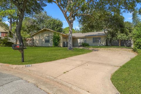 708 Bowen Court Arlington TX 76012