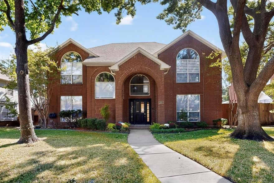 SPECIAL OFFER: 1% BUY-DOWN CREDIT FROM SELLER WITH CMG MORTGAGE FINANCING. Stunning Traditional-style home featuring a symmetrical brick facade, arched windows, and a welcoming gabled roof. This charming property boasts a spacious layout with large, multi-paned windows that flood the interior with natural light, complemented by a grand central entrance with decorative accents. Nestled on a beautifully landscaped lot with mature trees and a well-maintained lawn, this home offers timeless elegance and suburban appeal. Perfect for those seeking classic architecture and modern comfort.
This exquisite 5-bedroom, 4-bath residence in the prestigious Chase Oaks golf community offers spacious living areas and an open floor plan, ideal for hosting family and friends. The fully upgraded gourmet kitchen is a chef’s delight, featuring an electric cooktop, granite countertops, a large island, double oven, dishwasher, refrigerator, pantry, expansive window, and a cozy breakfast nook. Unwind in the family room, accentuated by a stylish brick fireplace and generous windows. A downstairs bedroom can easily double as a dedicated workspace. Recent enhancements include a new roof (2024), HVAC unit (2024), artificial turf (2024), upgraded sprinkler system with control module (2024), new windows throughout, fresh flooring and carpet, remodeled bathrooms, new exterior and interior paint, updated ceiling fans and light fixtures, and new blinds and curtains.