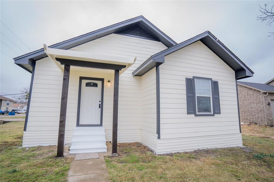 COME AND SEE THIS BEAUTIFUL HOME THAT IS NICELY REMODELED STARTING WITH FOUNDATION REPAIR, NEW WINDOWS, NEW ELECTRIC, NEW LIGHTS AND CEILING FANS, NICE FLOORING DONE ALSO. NEW ROOFING, NEW SIDING, AND MUCH MORE COME AND SEE IT TO REALLY APPRECIATE RIGHT CLOSE TO DOWNTOWN PALMER. CORNER LOT ALSO.