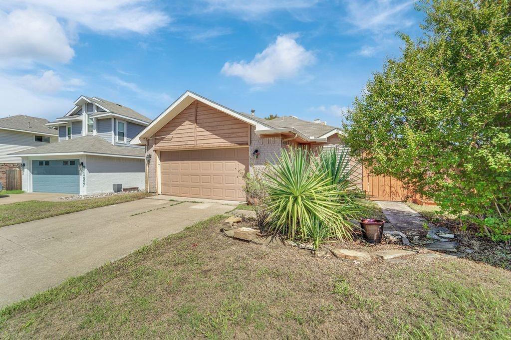 Photo of 2129 Stradivarius Lane, Carrollton, TX 75007 (MLS # 21406497)