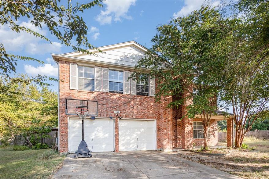 Welcome to 1642 Auburn Way, a spacious 4-bedroom, 3.5-bath home in the desirable Heritage Heights community of Glenn Heights. Built in 1999, this 2,868 sq. ft. residence sits on a quarter-acre lot and offers plenty of room for comfortable living and entertaining. Inside, you’ll find the living and dining areas, an open kitchen concept, and generously sized bedrooms including a private primary suite. The large backyard provides endless possibilities—whether you envision a play space, garden, or outdoor entertaining area. With an attached 2-car garage, established neighborhood setting, and convenient access to schools, shopping, and highways, this property combines space, function, and location.