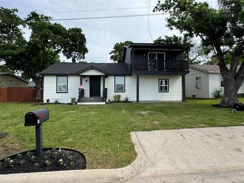 Photo of 513 W South Street, Whitesboro, TX 76273 (MLS # 21247191)