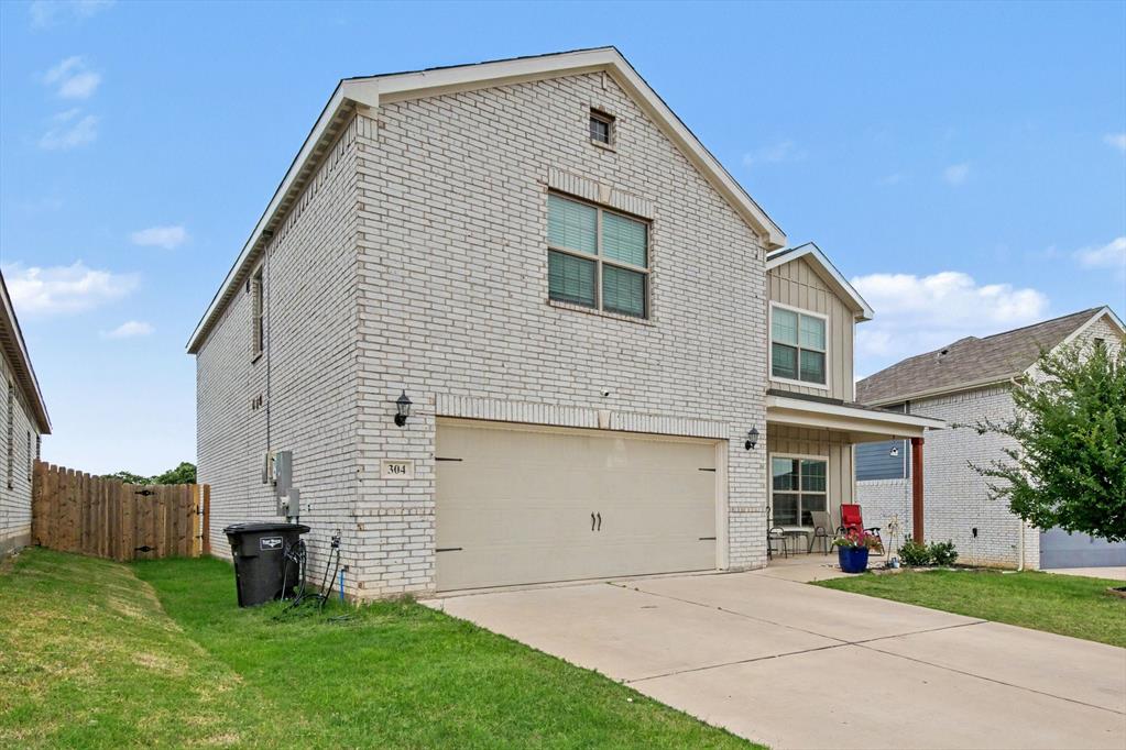 Photo of 304 Lowery Oaks Trail, Fort Worth, TX 76120 (MLS # 21298508)