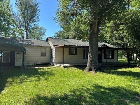 Photo of 602 S Mignonette Street, Kosse, TX 76653 (MLS # 21258426)