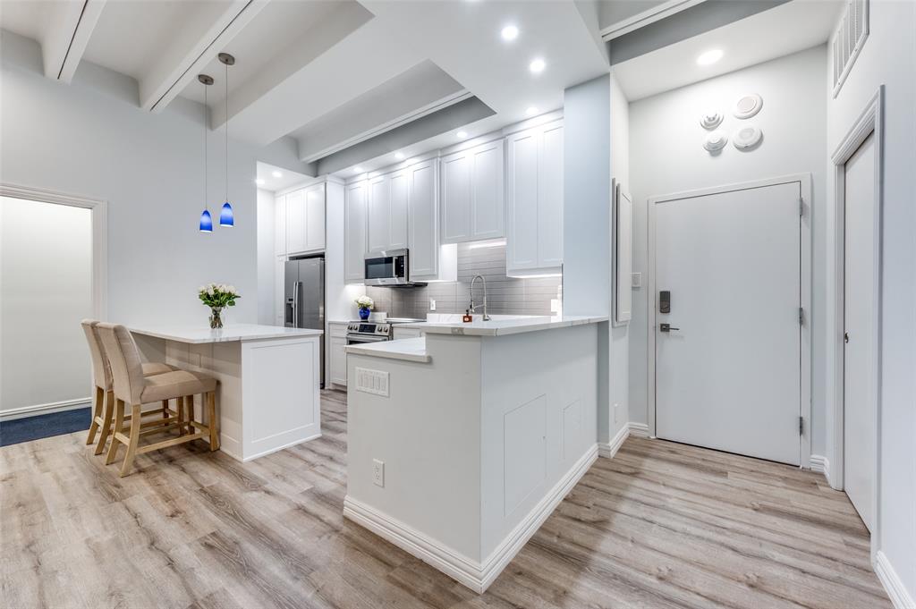 6211 W Northwest Highway G202