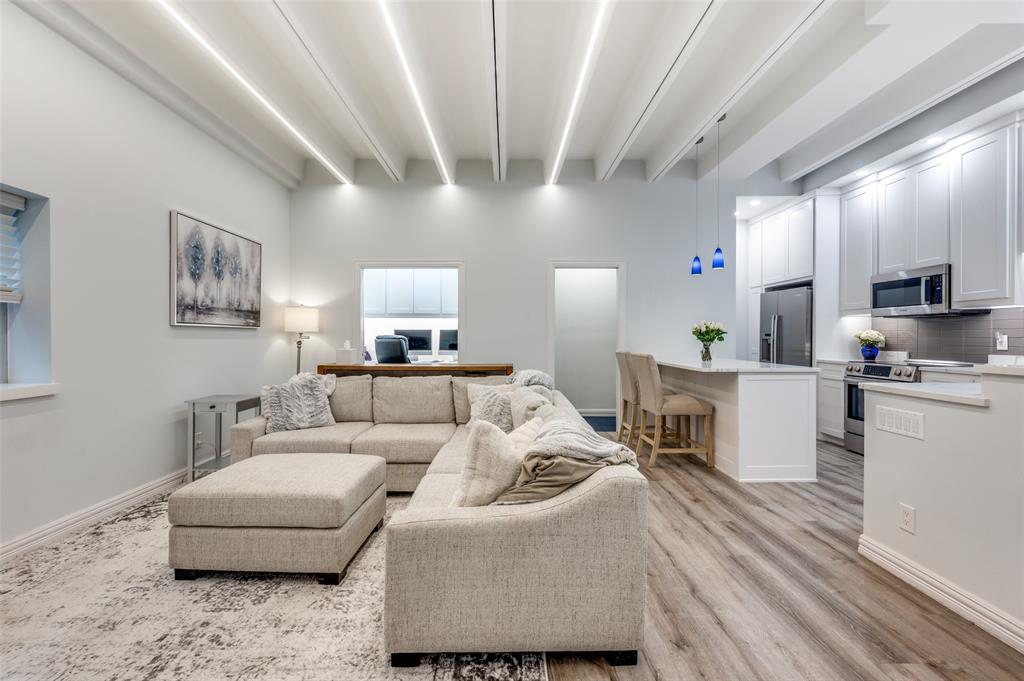 6211 W Northwest Highway G202