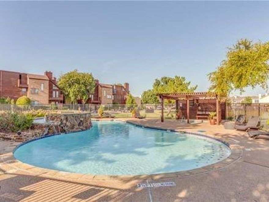 Beautiful small gated subdivision of condominiums, well maintained & groomed. This 1 bedroom 1 bath condo sets cozy in the middle of the subdivision with easy access to the pool, gym and to parking. It’s quietly nestled in the heart of Arlington with easy access to I-30, Hwy 360, Texas Live & Cowboys Stadium. New AC installed 2021.