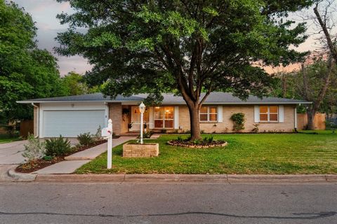 Photo of 704 W Elizabeth Drive, Robinson, TX 76706 (MLS # 21229257)