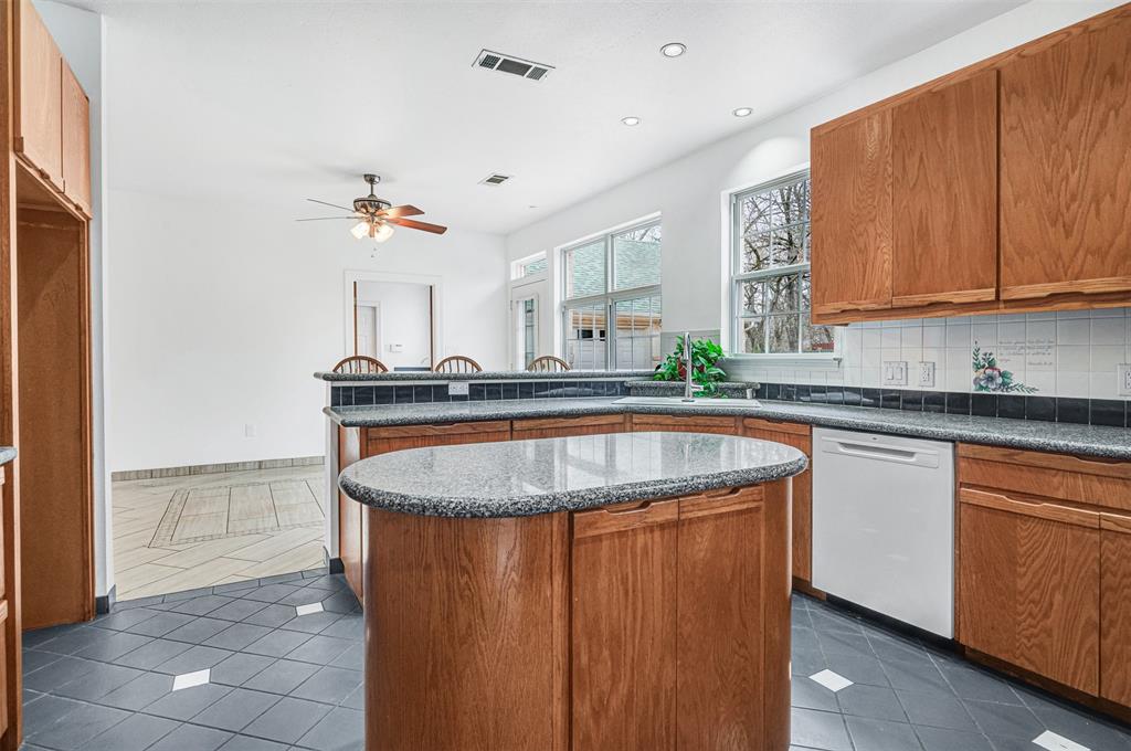 Emerald Sound At Lake Lewisvil - Residential