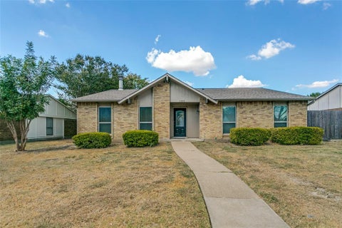 Photo of 1105 Joshua Tree Drive, Plano, TX 75023 (MLS # 21381616)