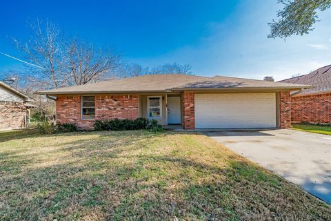 Photo of 1814 Shawnee Street, Denton, TX 76209 (MLS # 21149274)