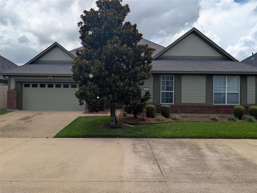 Welcome to this beautiful patio home nestled in the desirable subdivision of The Haven. This is definitely a place you will want to call home as it is a 4 bedroom, 2 bathroom home with plenty of storage space! The Haven is located in Shreveport 10 minutes from Barksdale AFB!! Premium shopping, and restaurants are just around the corner! As you enter the front door you are greeted by a very large living area right off of the kitchen. The master bedroom is very spacious and has your luxurious master bathroom with walk in closet, soaking tub, separate shower, and toilet room. The HOA covers front lawn, water, sewer, and front house maintenance every 10 years.