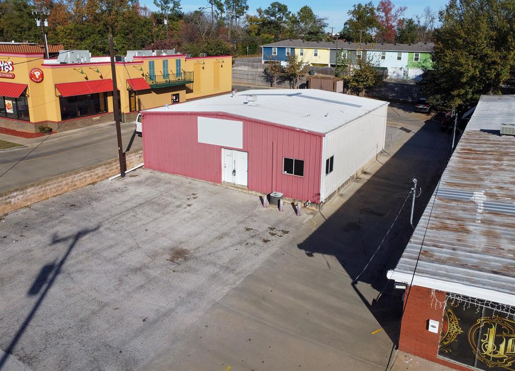 WILLOW RUN - Commercial Lease