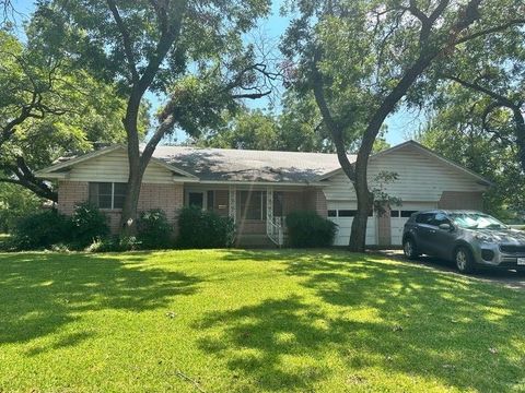 1302 Brittany Lane Arlington TX 76013