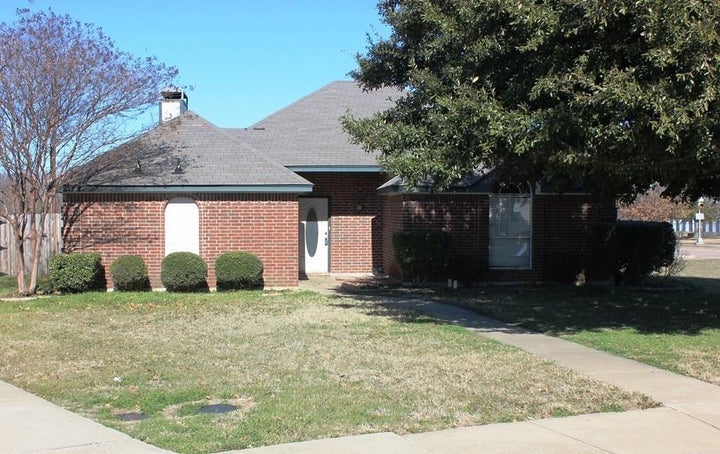 Photo 1 of 10 — 1303 S 5th Street, Midlothian, TX 76065