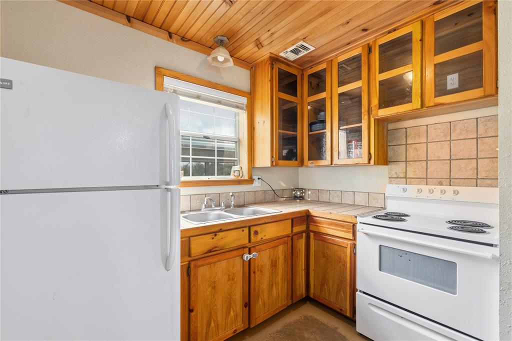 Parkinson, Acres 9.4 - Residential